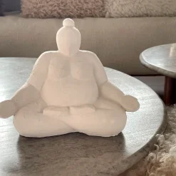 Fabrique de Styles Petits Objets Déco*Statue Femme Méditation en Ciment écru H16cm